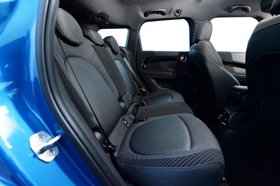 Интерьер Mini Cooper Countryman (F60) 2017 года  (UK) (фото 6 из 13)